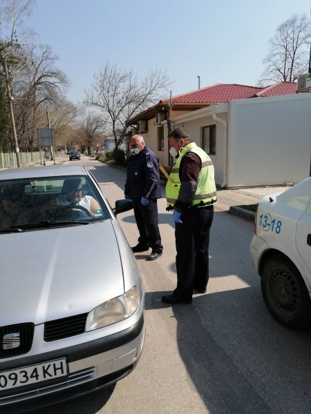 Няколко полицейски екипи извършват проверки в ромския квартал в Пазарджик