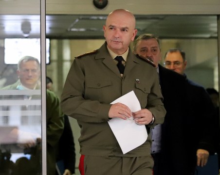 21 нови случая на COVID-19 у нас! Мутафчийски предупреди, че млади хора в България го карат тежко