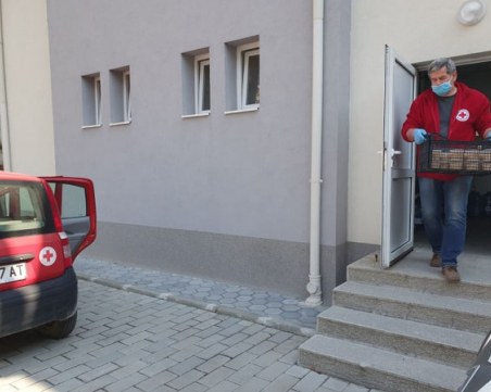 Доброволци от БЧК - Пловдив помогнаха на 240 възрастни хора за храна и лекарства