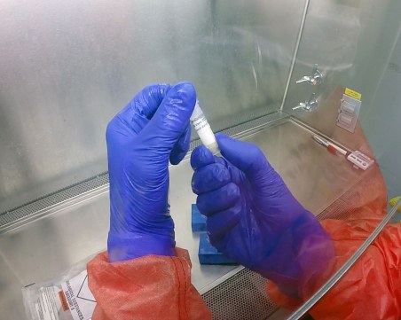 Лекар от Бургас с коронавирус, сложиха отделението му под карантина