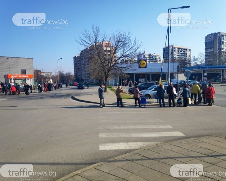 Обратен ефект! Възрастни хора извиха дълги опашки пред магазините в Пловдив