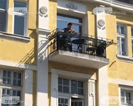 Пловдивският Моцарт свири от балкона си