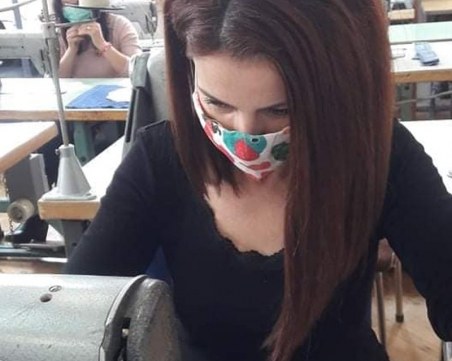 Учителки от Асеновград се върнаха в класната стая, за да шият маски