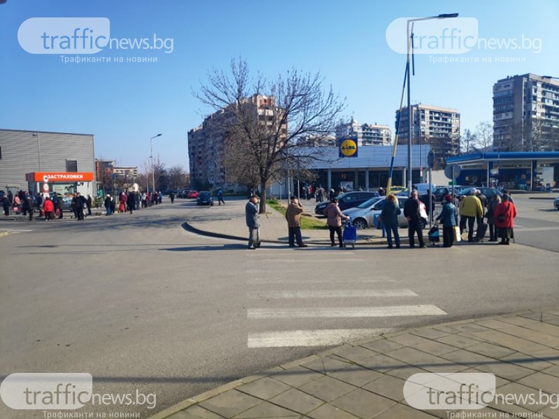 Обратен ефект! Възрастни хора извиха дълги опашки пред магазините в Пловдив