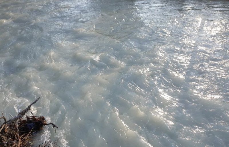 Отново замърсяване: Водите на река Тополница побеляха
