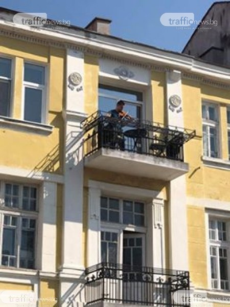 Пловдивският Моцарт свири от балкона си