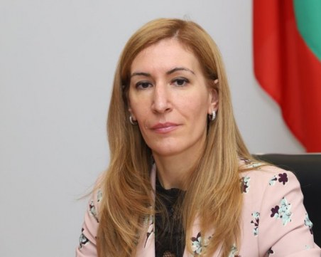 Ангелкова предлага ваучери за почивка в България, търсят варианти за 