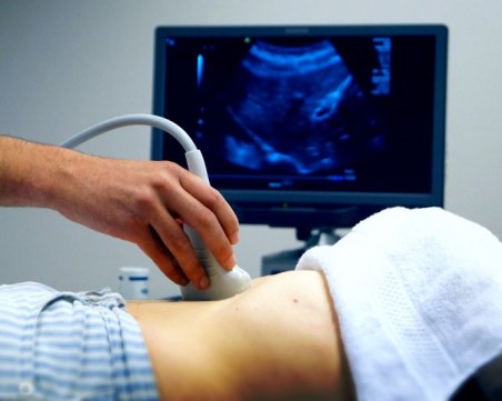 Бременните принудени да плащат за изследвания заради забранените женски консултации