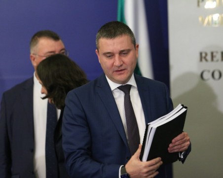 Финансовият министър: Ако спрем плащането на кредити, трябва да спрем и тегленето от депозити