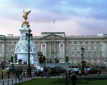 Опасност за кралица Елизабет! Откриха болен от COVID-19 в Бъкингамския дворец