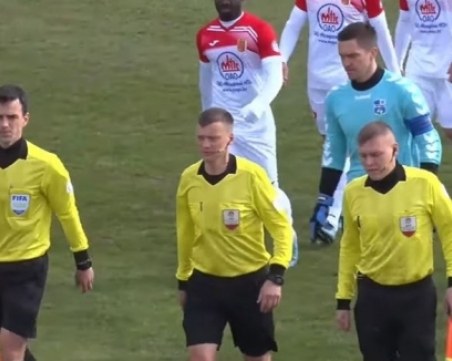 Рефер даде пет дузпи на мач в последната крепост на футбола