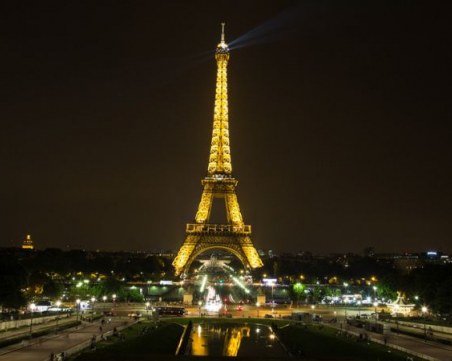 Светлините на Айфеловата кула примигваха в знак на солидарност с медиците