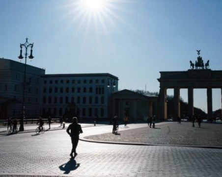 Меркел под карантина, в Германия забраниха събирането на повече от двама души