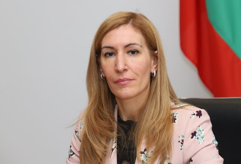 Ангелкова предлага ваучери за почивка в България, търсят варианти за