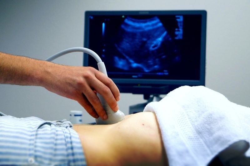 Бременните принудени да плащат за изследвания заради забранените женски консултации