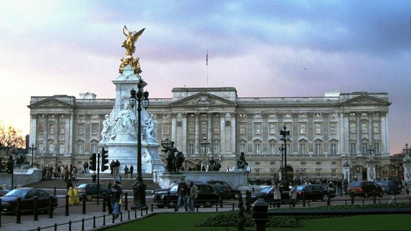 Опасност за кралица Елизабет! Откриха болен от COVID-19 в Бъкингамския дворец