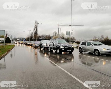 Първи работен ден след новите мерки: Километрични опашки на КПП-тата в Пловдив