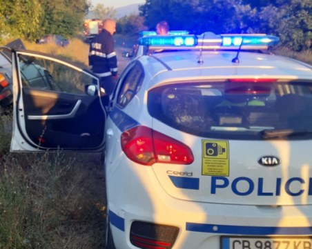 Пиян автокрадец катастрофира и се скри в храстите