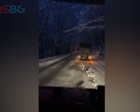 Тирове закъсаха в снега на час от Пловдив