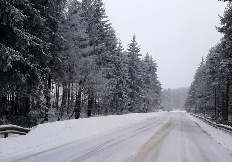 Над 340 машини обработват пътищата след снеговалежа