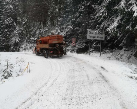 Близо 600 машини почистват пътищата в районите със снеговалеж