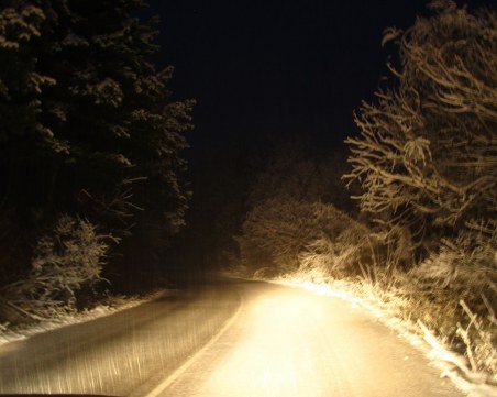 До 25 сантиметра сняг край Асеновград, валежите продължават