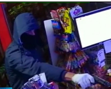 Мъж с маска и въоръжен с нож нападна продавачка в Пловдив, задигна й оборота