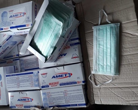 Митниците дариха 300 000 конфискувани маски на БЧК