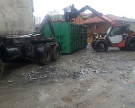 И днес: Над 50 тона боклук изринаха от междублоково пространство в  Столипиново