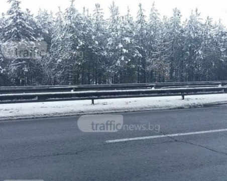 Обилен сняг остави селища без ток, коли закъсаха по пътищата