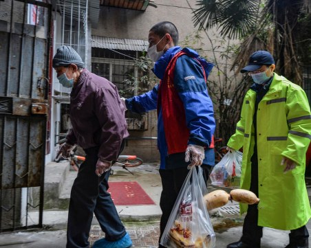 Обратно на работа в Ухан! Ограниченията в епицентъра на коронавируса се облекчават