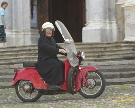 Свещеник в Бергамо  почина, след като избра да отстъпи респиратора си на по-млад човек
