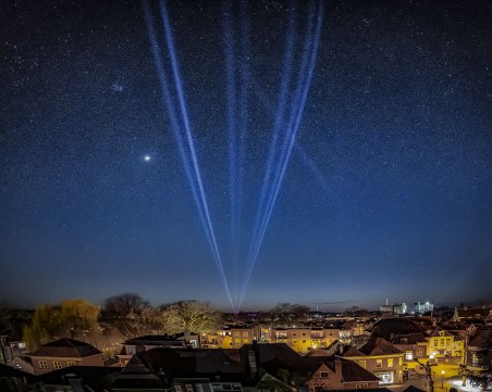 Светлини озаряват небето над Пловдив в подкрепа на лекарите