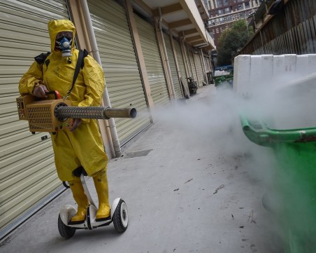 Заразените от коронавирус гонят половин милион! Великобритания и САЩ са новите огнища