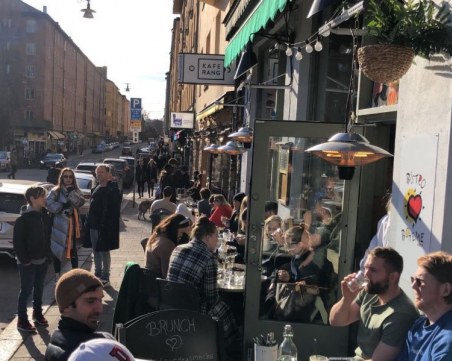 COVID-19 в Швеция? Живот кипи по заведенията, нищо не е затворено