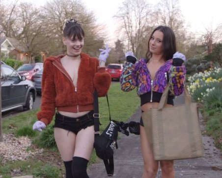 Стриптийзьорки разнасят храна по домовете, след като клубът им бе затворен заради COVID-19