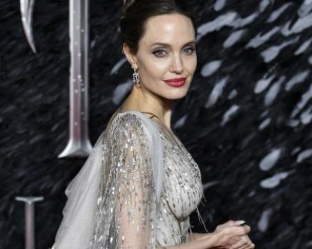 Анджелина Джоли дарява 1 милион долара на деца в нужда