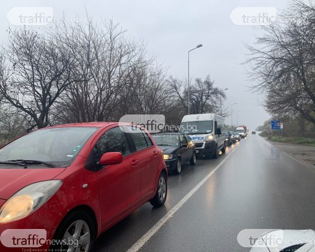 Километрична опашка затапи Пещерско шосе