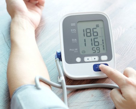 Повечето от починалите от коронавирус в Китай са с високо кръвно