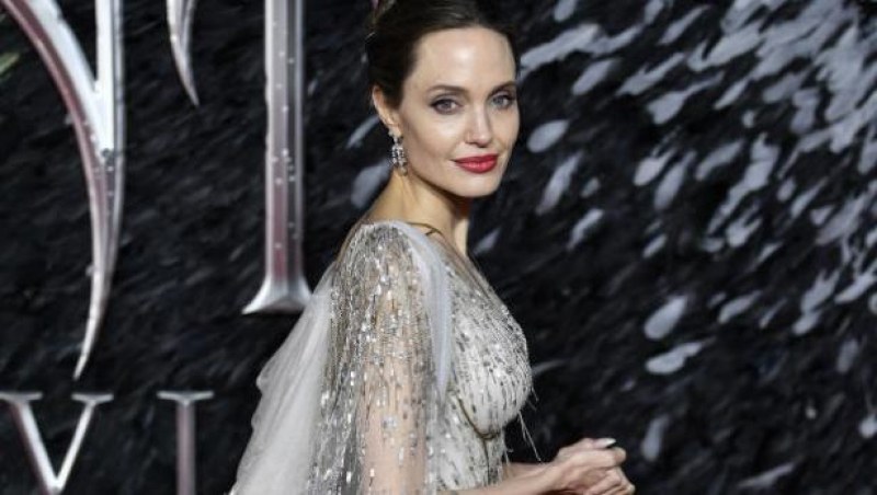 Анджелина Джоли дарява 1 милион долара на деца в нужда