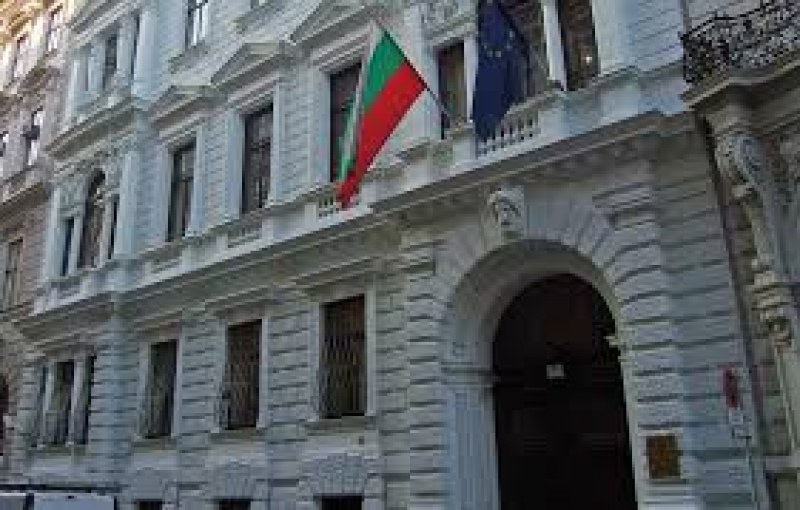 Българските консулства спират подновяването на лични документи