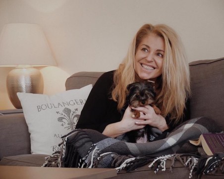 Хилда Казасян на 50 с чаровно Йорки и книга в ръка