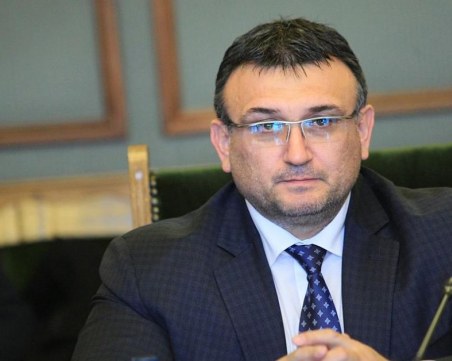 Хората от първа линия минават по бързите коридори на КПП-тата