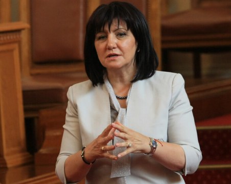 Караянчева: Парламентът няма да спре работа, мога да свикам заседание за 24 часа