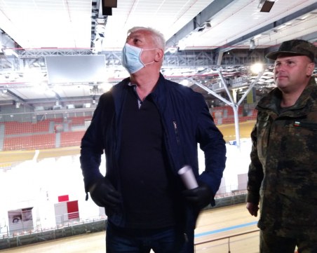 Кметът и шефът на полицията Vs. Каназирева: Пловдивчани да си стоят в къщи, а не да се разхождат по Главната