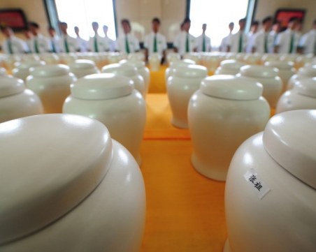 След зловещата епидемия в  Ухан дойде време за кремация на хиляди хора