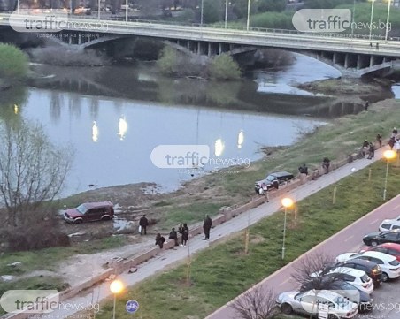 Алеите край Марица се напълниха с хора, джип затъна край реката