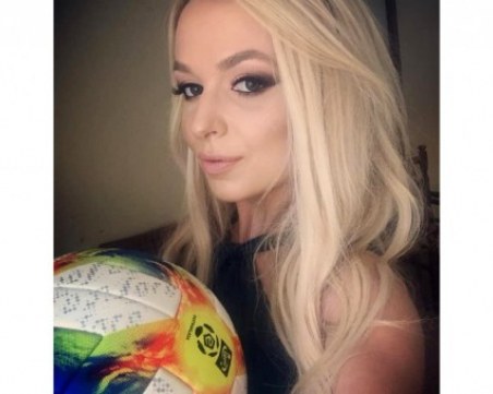 Чаровна футболна психоложка с ценни съвети за стреса по време на криза