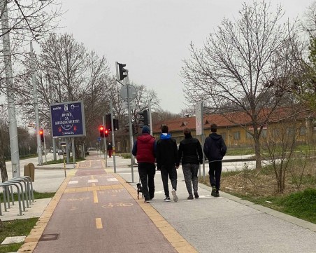 Четирима на разходка без да броим кучето!