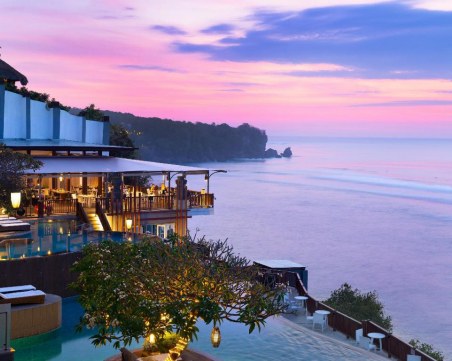 Евакуираха стотици европейски туристи, заседнали на остров Бали